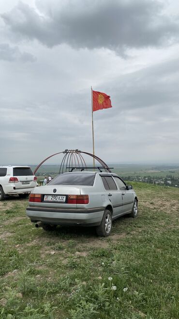 Volkswagen: Volkswagen Vento: 1993 г., 1.8 л, Механика, Газ, Седан