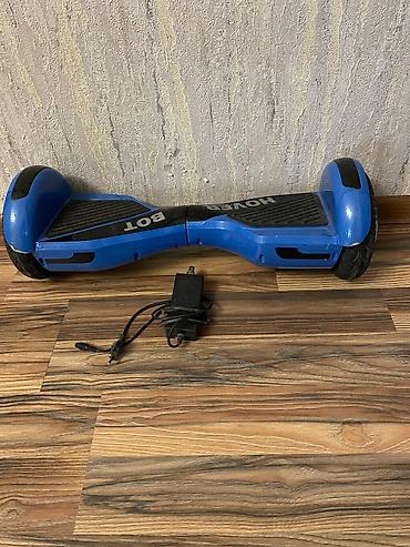 hoverboard ikinci el: Hover BOT hoverboardu. Mavi rəngdədir və balanslaşdırma təmin edir — 2