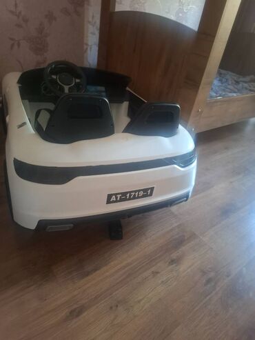 Uşaq üçün elektrik maşınları: 4 aydir ki alinib birdefede heyetde surulmeyib.surmeye yer yoxdu deye