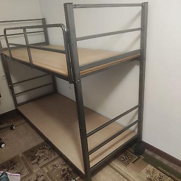 bunk bed: Двухъярусная металлическая кровать с прочным каркасом и лаконичным — 1