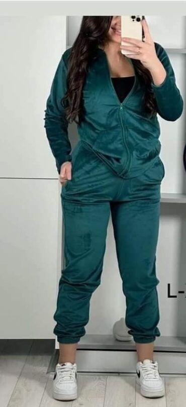 Gornji i donji deo: Plisane trenerke,vece velicine.
2.700
L,XL,2XL,3XL — 16