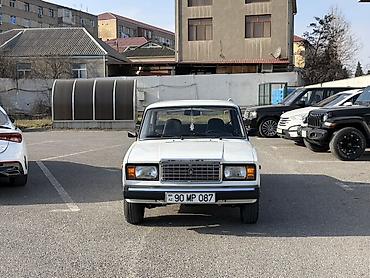 2107 oturacaqlar: Lada 2107, ağ rəng, sedan kuzov. Xarici: - Xrom ön barmaqlıq, kvadrat — 3
