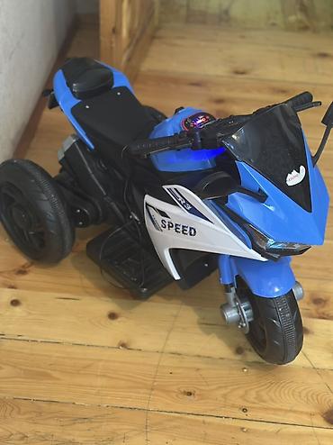 yamaha r3: Uşaq üçün elektrikli üçtəkərli motosiklet - Rəng: mavi-qara, ön — 1