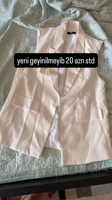 Хиджаб: Ağ rəngli, qolsuz qadın jiletidir. Ön hissəsində bir düyməsi və hər