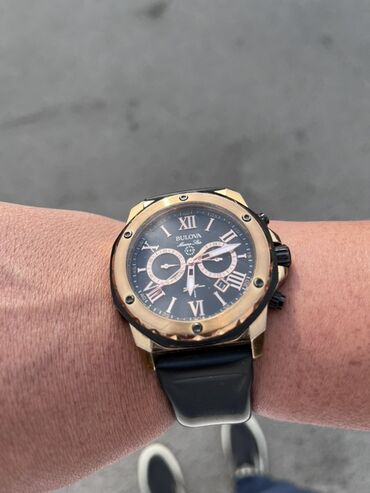 необычные часы: Элегантные наручные часы Bulova с золотистым корпусом и черным