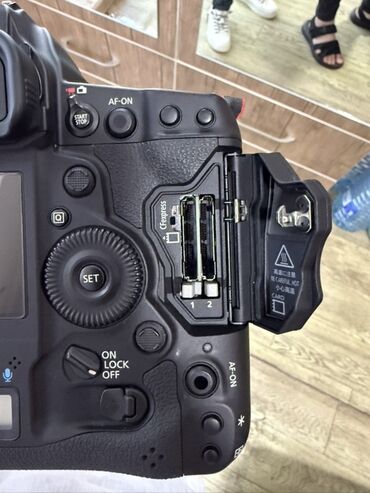 Fotokameralar: Canon EOS-1D X Mark III professional DSLR gövdə. Canon 24-70mm F2.8 — 4