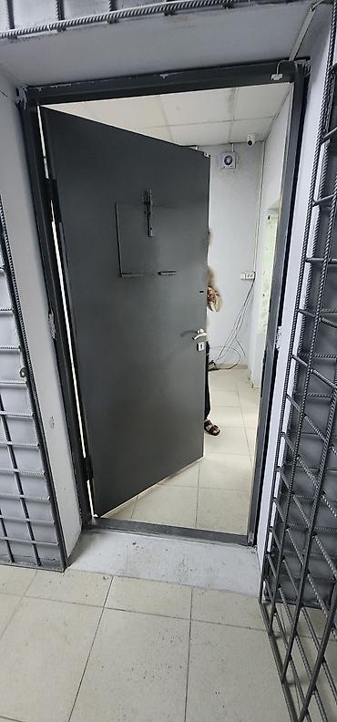глазок для входной двери: Бронированная стальная дверь с глазком‑окном и усиленной рамой - — 4