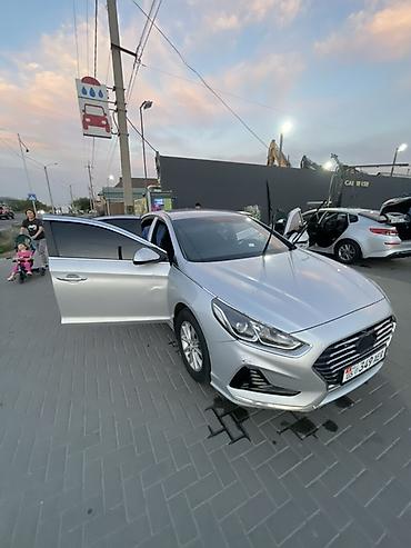 Продажа авто: Седан бизнес-класса серебристого цвета. Кузов и экстерьер: - — 4