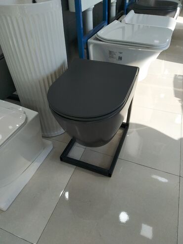 купить унитаз с бачком недорого: Qara rəngdə, müasir dizaynlı asma unitaz. Minimalist üslubda olan bu