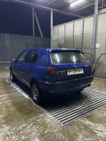 стекло на фару гольф 3: Хэтчбек Volkswagen Golf синего цвета с пятью дверями. Объем 1,8 моно