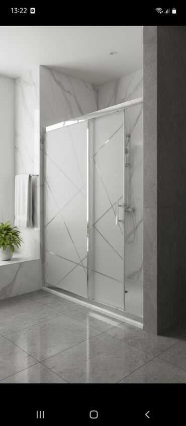 hamam ucun radiator: Gümüşü rəngli çərçivəyə malik, üzərində xətlər olan şüşə duş kabinəsi