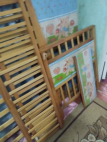bunk bed: Детская деревянная кроватка (разобранная) с комплектом мягких бортиков — 2