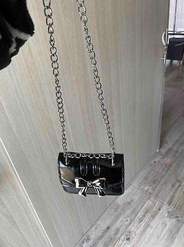 Çantalar: Mini çiyin çantası – qara, metal yay aksesuarı ilə - Dizayn: Parlaq — 2