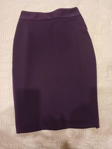 юбки карандаш с завышенной талией: Bənövşəyi rəngdə qələm ətək. - Klassik dizayn: beldən oturan, düz