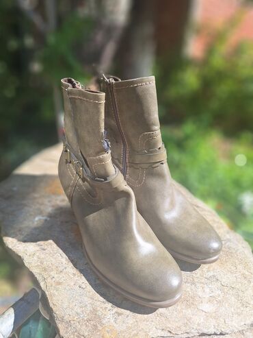 Gležnjače: Ženske kratke čizme – više modela Muške cipele. cena od 30 do 60 — 33
