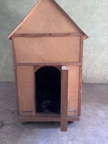Зоотовары: Продается добротная, прочная, утепленная будка для большой собаки