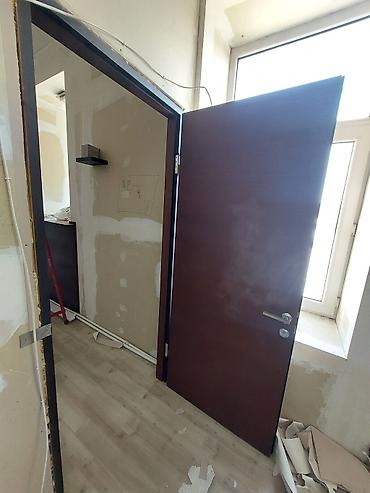 agac satilir: Ağac materialdan hazırlanmış tək qapı. Qəhvəyi rəngdədir və müasir — 4