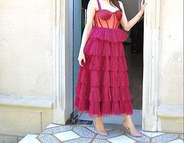 Qırmızı-bordo rəngdə uzun ziyafət donu - Model: qat-qat ətəkli, tül