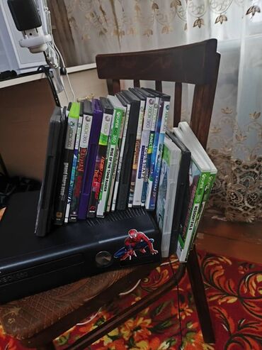 продаю б у телефон: Игровая консоль Xbox 360 в черном цвете, известная своей надежностью и