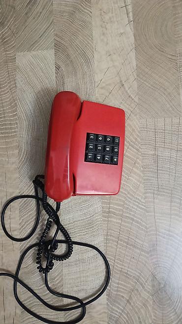 retro gramofon: Qırmızı rəngli köhnə tipli masaüstü telefon - Klassik dizayn — 1