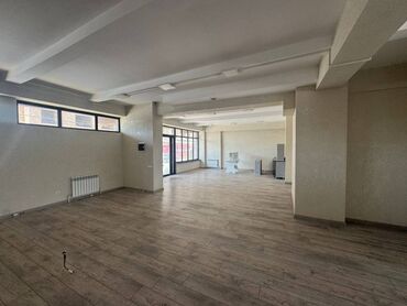 продаю офис 107 м² с ремонтом с мебелью административное здание 1 этаж: 🏢 Сдаётся офисное помещение, под любой бизнес 📍 1 этаж из 9 📐 Площадь