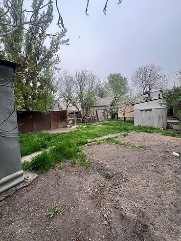 Продажа коттеджей и домов: 🏡 Продаётся небольшой дом в Бишкеке 📍 Район: Аламединский рынок 🛏 3 — 1