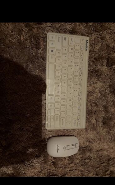 Masaüstü kompüterlər və iş stansiyaları: Simsiz Mouse və klaviyatura satılır yenidir. istifadə olunmayıb yep