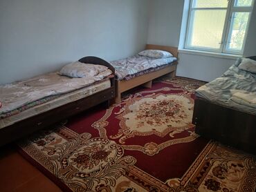 сдаю квартиру в районе аламедин: Предлагаются уютные комнаты в гостевом доме. В каждой комнате есть
