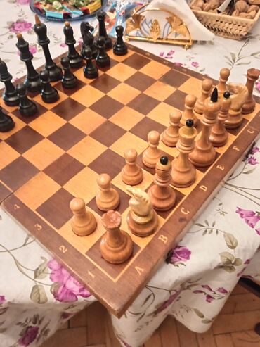 Əlcəklər: Taxta şahmat dəsti - Material: Tamamilə taxtadan hazırlanmış lövhə və