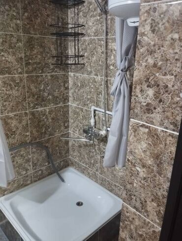 1 комнатная квартира на сутки в оше: 43 м², 1 комната, Подвал, погреб, Забор, огорожен