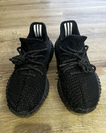 кроссовки жордан: Adidas Yeezy boost 350 v2. размер 40/41. состояние идеальное. всего