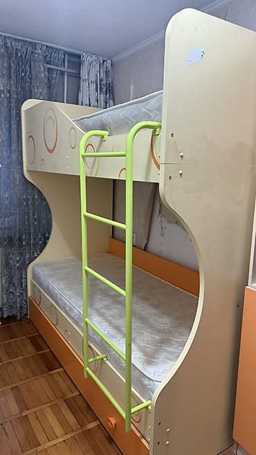 bunk bed: Двухъярусная детская кровать, Б/у, ЛДСП, цвет - Бежевый — 2