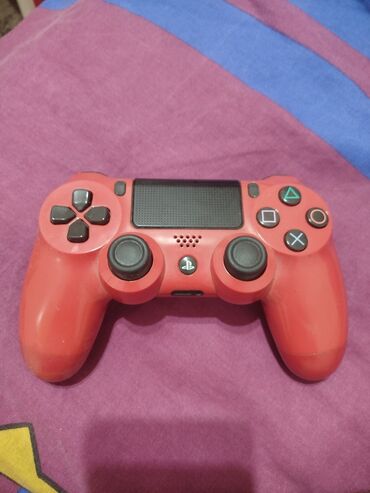 PS4 (Sony Playstation 4): Orginal pult Qırmızı rəngli Sony PlayStation 4 (PS4) oyun konsolu