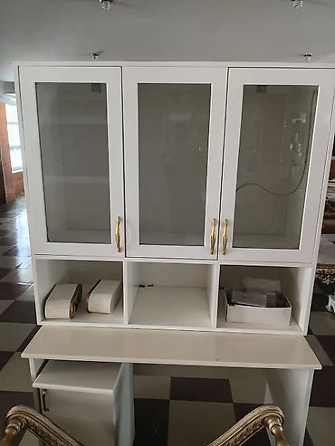 Qonaq otağı dəstləri: Klassik üslubda dəst mebel Tərkib: - Vitrin/servant: üst hissəsi — 39