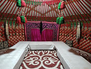 Аренда юрт: Аренда юрты, Каркас Деревянный, 85 баш, С полом, Стол, Стулья — 4