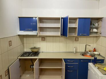кухинный набор: Кухонный гарнитур с фасадами синего цвета. В комплект входят навесные