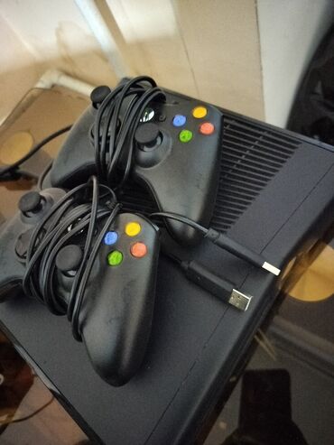 игры на xbox 360: Xbox 360, модель 2012 года. с полной проводной системой. XBox взломан