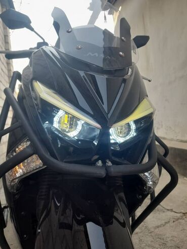 мапед макси: Скутер Limi Moto R, черный, с городско-туринговым обвесом. Основные