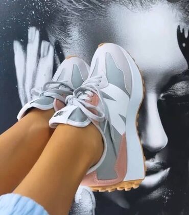 Patike: New balance 327 patike

Novo
Brojevi 36 do 40 — 8