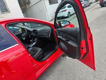 Chevrolet: Chevrolet Cruze sedan – parlaq qırmızı rəngdə, şəhər üçün dinamik və — 7