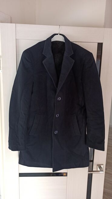 пальто мужская: Пальто мужское, размер 50, состояние хорошее. Цвет темно-синий