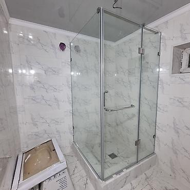 Душевые перегородки и ограждения: Душевые ограждения и перегородки из закалённого стекла на заказ. - — 11