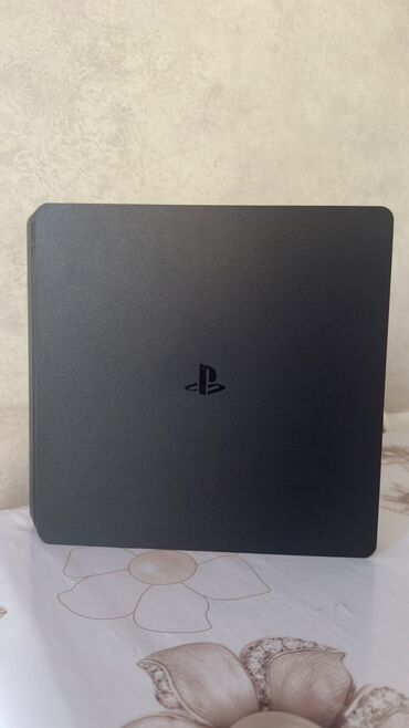 ps4 oyunu: Ps4 slim 1 tb, ideal veziyyetde ustunde 2 dene joystik və 4 dene oyun
