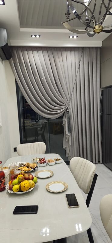 Pərdə və tüllər: Pərdələr otağa zəriflik və rahatlıq gətirir. Klassik üslubda dizayn — 15