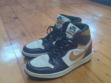 Botinkalar: Nike Jordan 1 SB modeli idman ayaqqabıları nənövşəyi, krem və qızılı