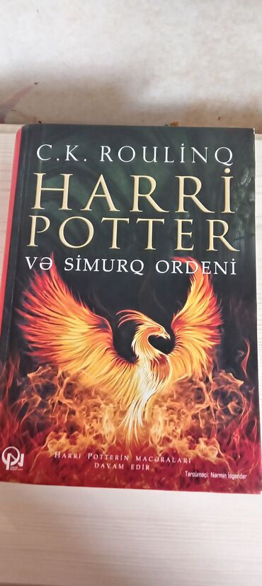 Bədii ədəbiyyat: C.K. Roulinqin yazdığı, üzərində Simurq təsviri olan "Harri Potter və