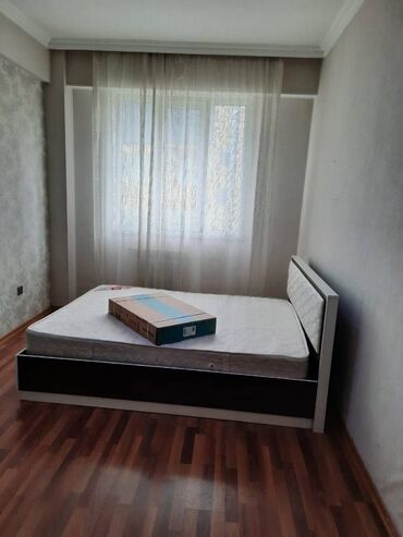 Uzunmüddətli kirayə mənzillər: Kirayə verilir. Ev kristal 1-in girişində yerləşir .Bütün əşyaları — 5