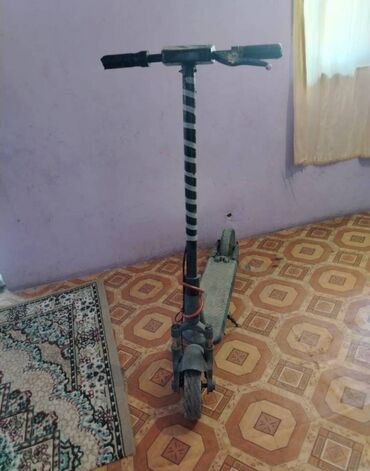 Salam mene skuterde olan elektrki batarekani 2 ci şekilde olan