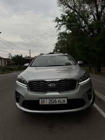 Kia: Автомобиль Kia Sorento серебристого цвета. Этот кроссовер имеет