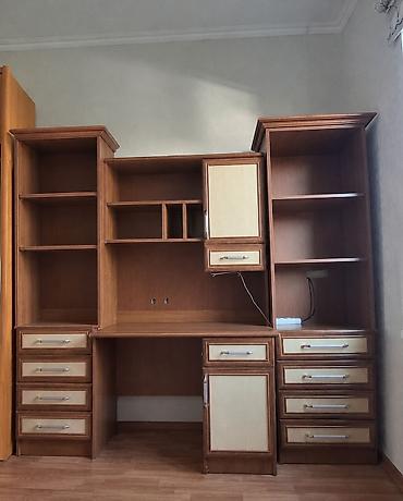 Модульный письменный стол-стенка из дерева в классическом стиле. -